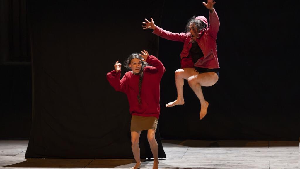 Le duo formé par Sève Bernard et Camille Boitel propose un spectacle hybride, plus proche du cirque contemporain que de la danse.