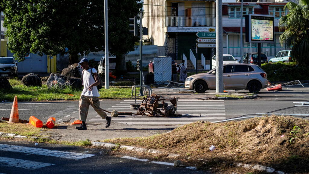 Scène de rue à Pointe-à-Pitre, en Guadeloupe, après de violents affrontements, dimanche 21 novembre 2021.