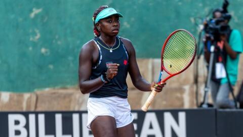 Angella Okutoyi wa Kenya akisherekea kufunga pointi kwenye mechi yake dhidi ya Sada Nahimana wa Burundi