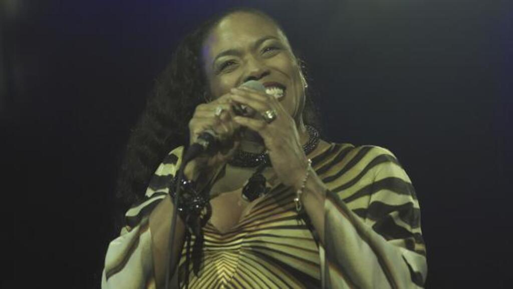Dee Dee Bridgewater sur scène lors du Festival de Jazz de Vienne, en 2007 (Journée malienne)