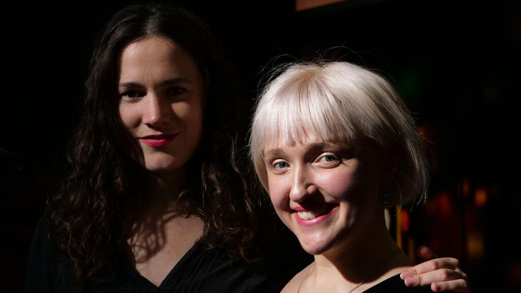 Clara Ysé et Kyrie Kristmanson à RFI.