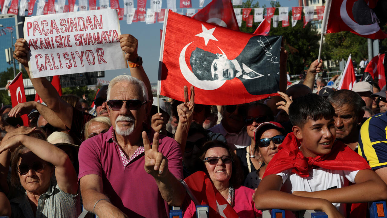 Turquie: des dizaines de milliers de supporters du CHP défilent à Ankara avant une audience cruciale