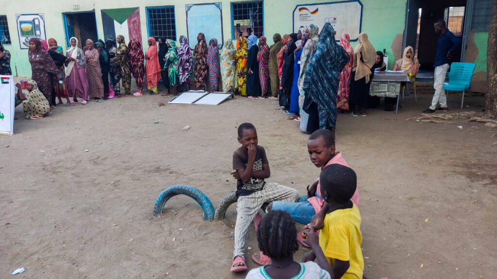 Des femmes déplacées à l'intérieur du pays font la queue pour recevoir de l'aide d'un groupe dans un camp à Gadaref le 12 mai 2024. Les affrontements entre l'armée soudanaise et des groupes paramilitaires rivaux ont repris en début de semaine dans la ville clé d'El-Fasher au Darfour, ont indiqué les Nations Unies le 12 mai, tuant au moins 27 personnes en une journée.