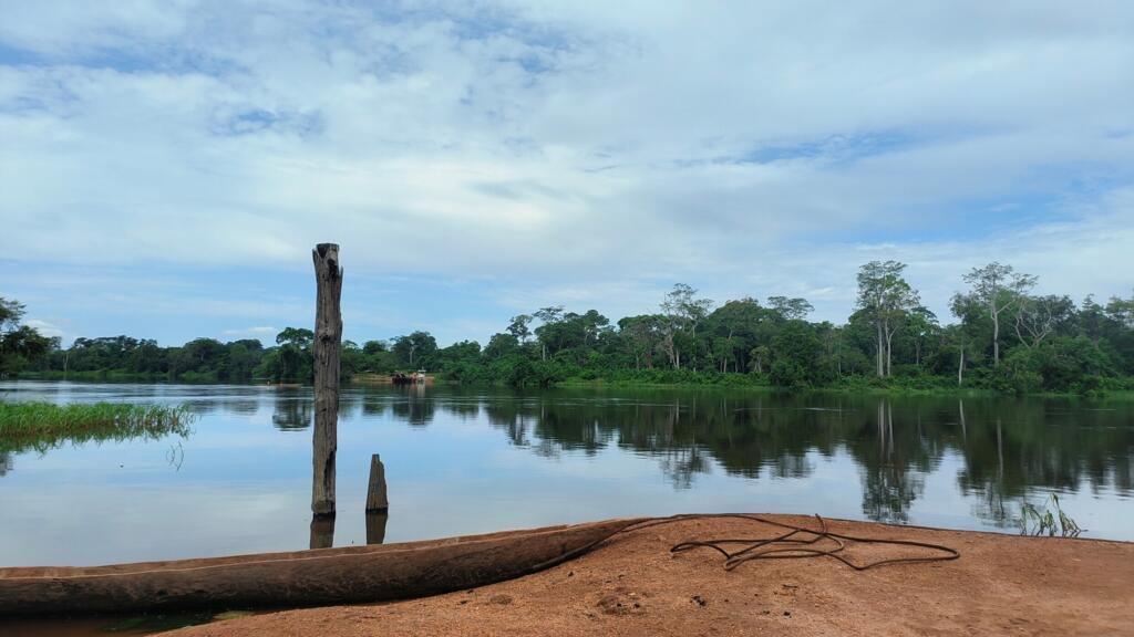 La rivière Lobaye avec, au fond, la forêt dense de Mongoumba, au cœur du bassin du Congo, région frontalière entre la RCA et la République du Congo.