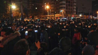 Đông đảo người biểu tình chống phong tỏa ở Bắc Kinh đương đầu với công an ngày Chủ nhật 27/11/2022.