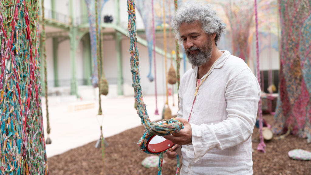 Ernesto Neto toca instrumento da instalação "Nosso Barco Tambor Terra", no Grand Palais, em Paris, em 5/6/25.