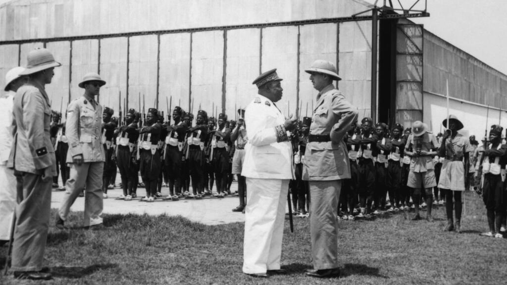 Un face-à-face entre le gouverneur général Félix Eboué (G) et le général Charles de Gaulle (D) à Brazzaville. Photo prise en avril 1941.