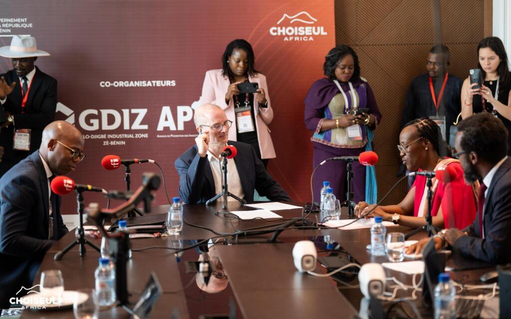Bruno Faure (RFI) et ses invités lors de l'émission Eco d'ici Eco d'ailleurs à Cotonou (Bénin)