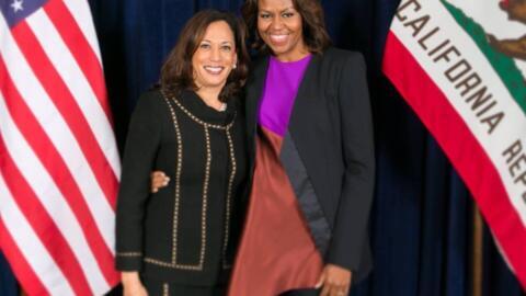 Makamu wa rais wa Marekani na mgombea urais anayependekezwa wa chama cha Democratic Kamala Harris na mke wa rais wa zamani wa Marekani Michelle Obama (kulia).