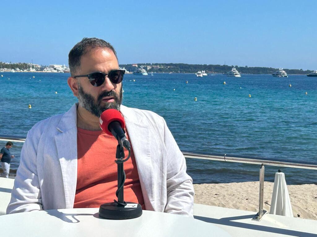 O diretor de "Baby", Marcelo Caetano, no estúdio da RFI em Cannes.