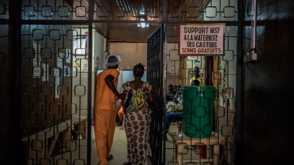 Une femme arrive à la maternité des Castors de Bangui, en République centrafricaine.