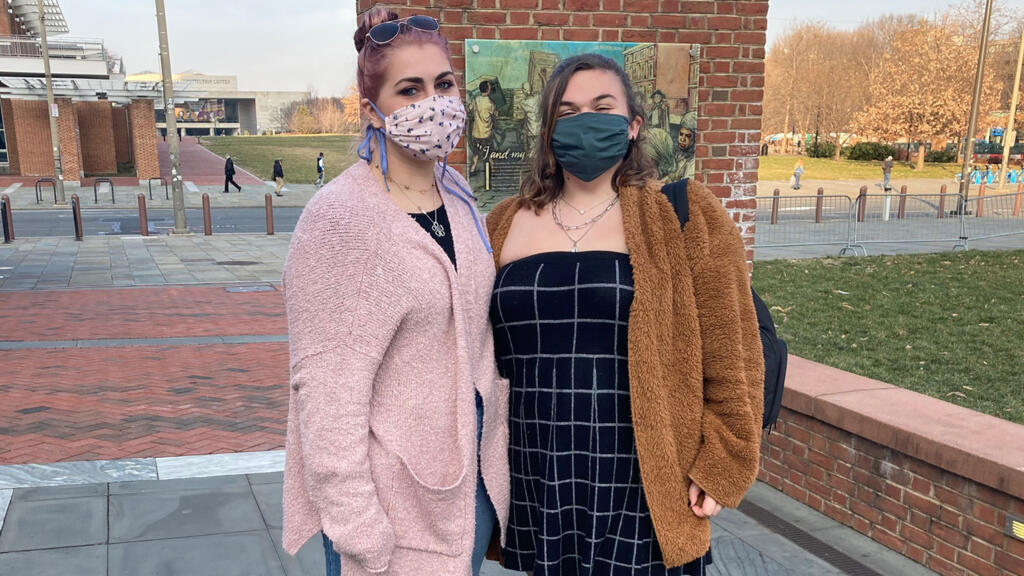 Sarah et Kylie sur le site du Independence Hall à Philadelphie.