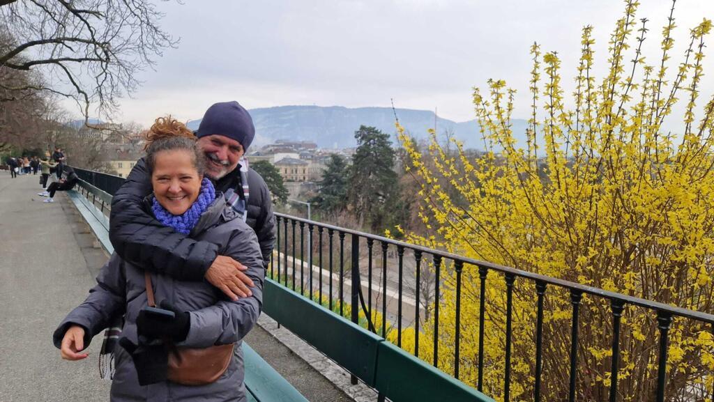 Carla Madeira e o marido, o jornalista José Amaro Guimarães, passeiam em Genebra.