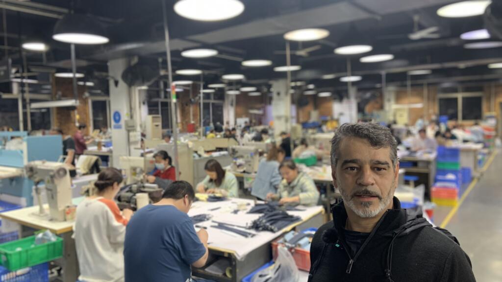 O empresário brasileiro Ricardo Leite em sua fábrica de sapatos na cidade chinesa de Dangguan, onde os são realizados os protótipos