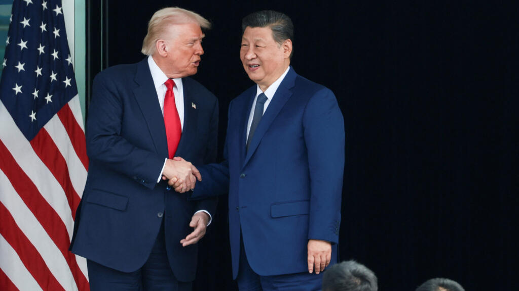 Tổng thống Mỹ Donald Trump (T) và chủ tịch Trung Quốc Tập Cận Bình tại sân bay quốc tế Gimhae, Busan, Hàn Quốc, ngày 30/10/2025.