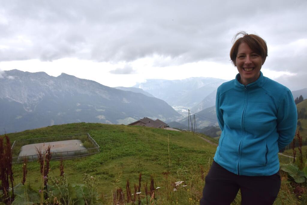 Emilie Fontaine, directrice du lycée agricole de Contamine-sur-Arve, au-dessus du chalet de l’alpage-école de Serraval qui dispose depuis peu de deux réservoirs d’eau, l'un pour les vaches (bâche sur la photo), l'autre pour l’usage domestique et pour la transformation fromagère.