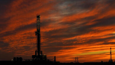Plus les réserves sont élevées, plus elles « rassurent » le marché et ont tendance à tirer les prix vers le bas.
