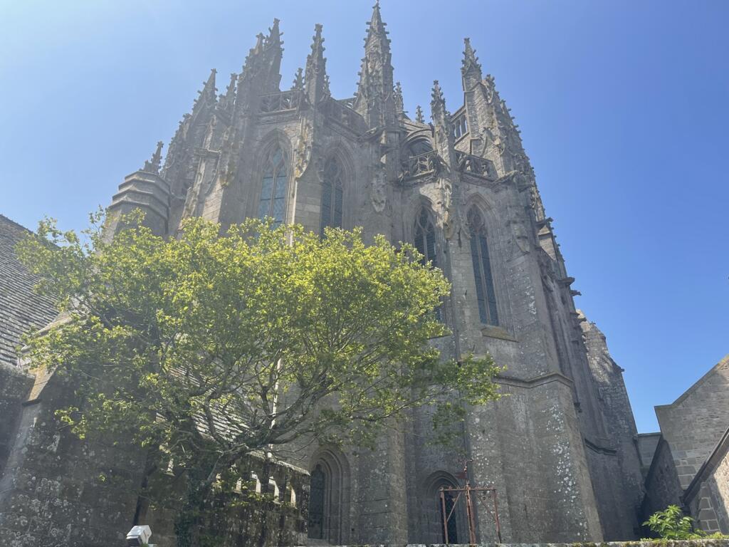A igreja da abadia do Mont Saint-Michel, verdadeira joia da arquitetura gótica, celebra mil anos. Na foto, em 23 de maio de 2023.