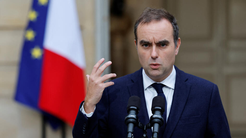 Sébastien Lecornu, dans la cour de l'Hôtel Matignon à Paris, le 8 octobre 2025.
