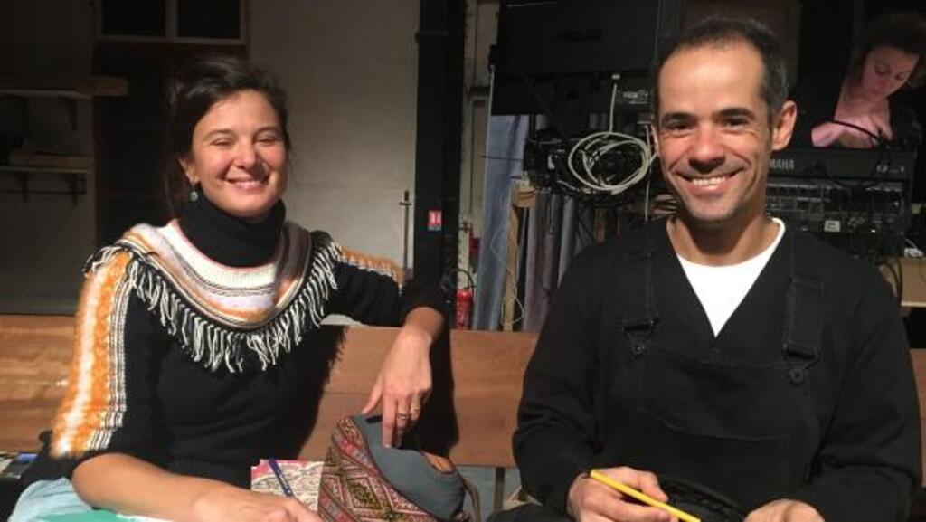 A atriz e diretora de teatro Flávia Lorenzi, ao lado do bailarino Alex Sander dos Santos, no momento da estreia da peça "Nijinski ou la dernière danse du deiu bleu", em fevereiro de 2020.