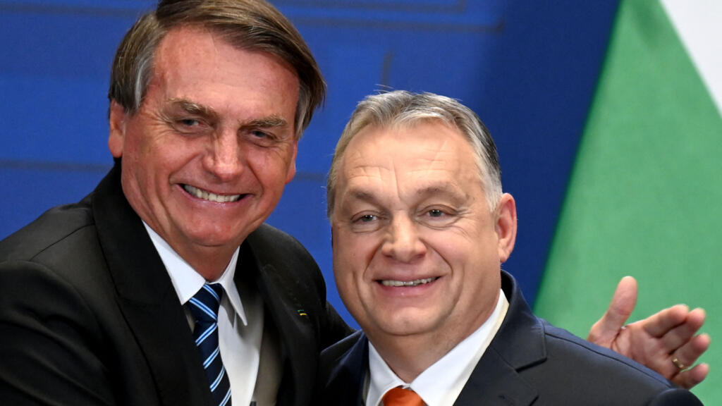 A defesa do ex-presidente Jair Bolsonaro alega que ele dormiu lá para “manter contato com autoridades daquele país”.