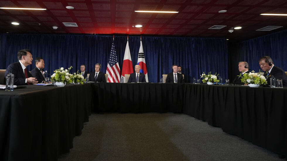 Tổng thống Joe Biden, thủ tướng Nhật Bản Shigeru Ishiba và tổng thống Hàn Quốc Yoon Suk Yeol rong cuộc gặp ba bên tại Lima, Peru, ngày 15/11/2024.