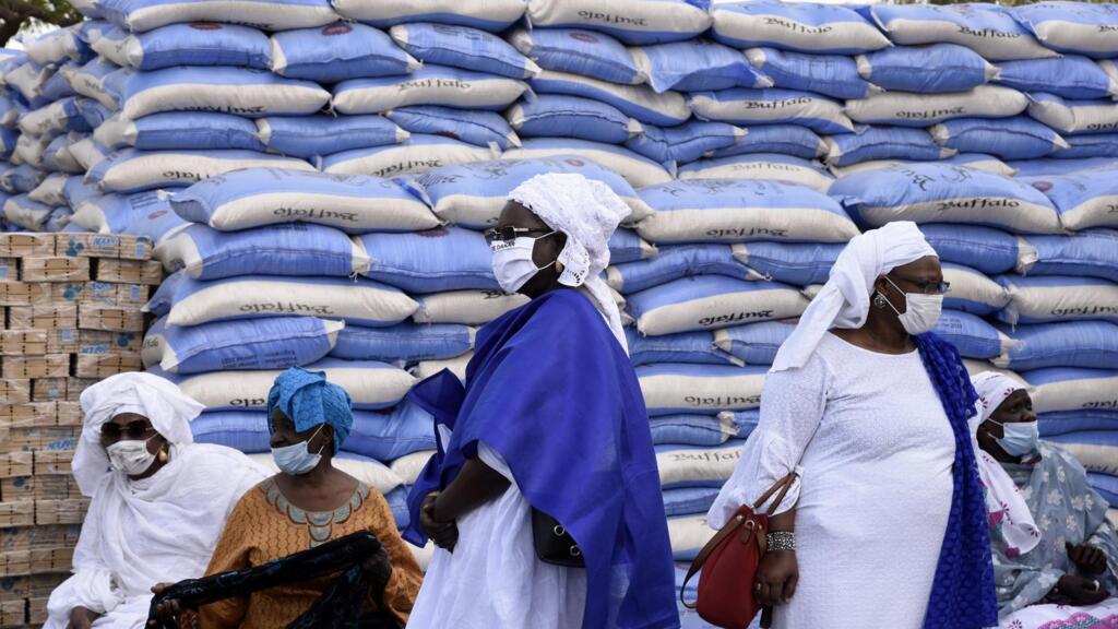 Des agents de la municipalité attendent pour commencer la distribution de riz et de savon par le maire de Dakar, le 10 avril 2020.