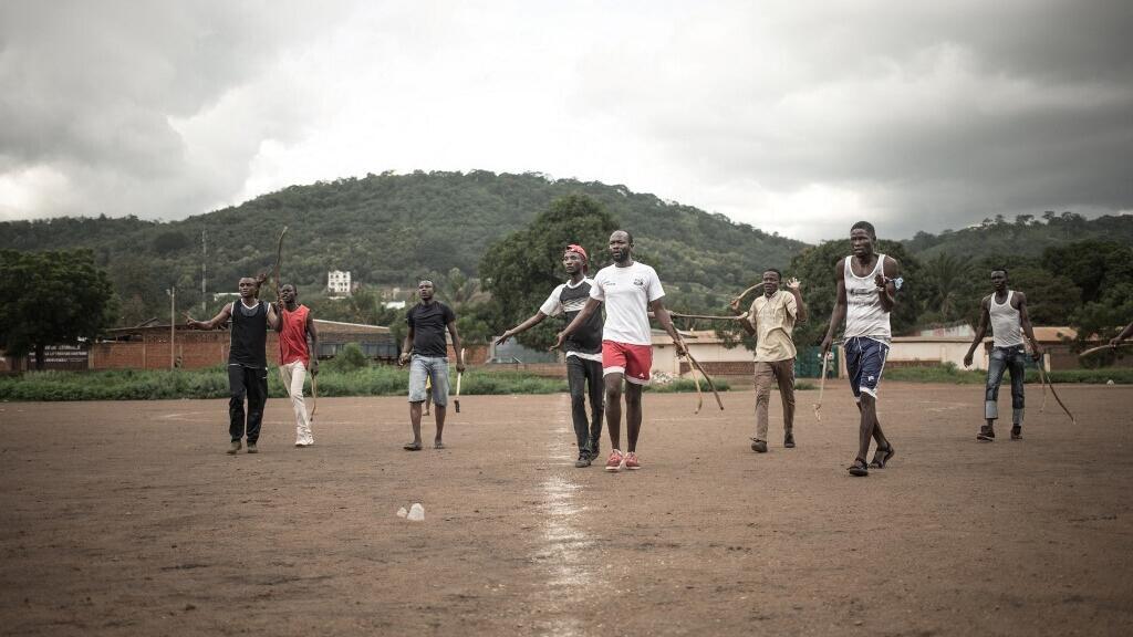 Des joueurs de Ngbaba à Bangui. C'est un sport traditionnel centrafricain tombé en désuétude dans les années 2000 en raison de la situation sécuritaire du pays, et il est relancé par de jeunes passionnés grâce à l'accalmie dans le conflit. (Image d'illustration)