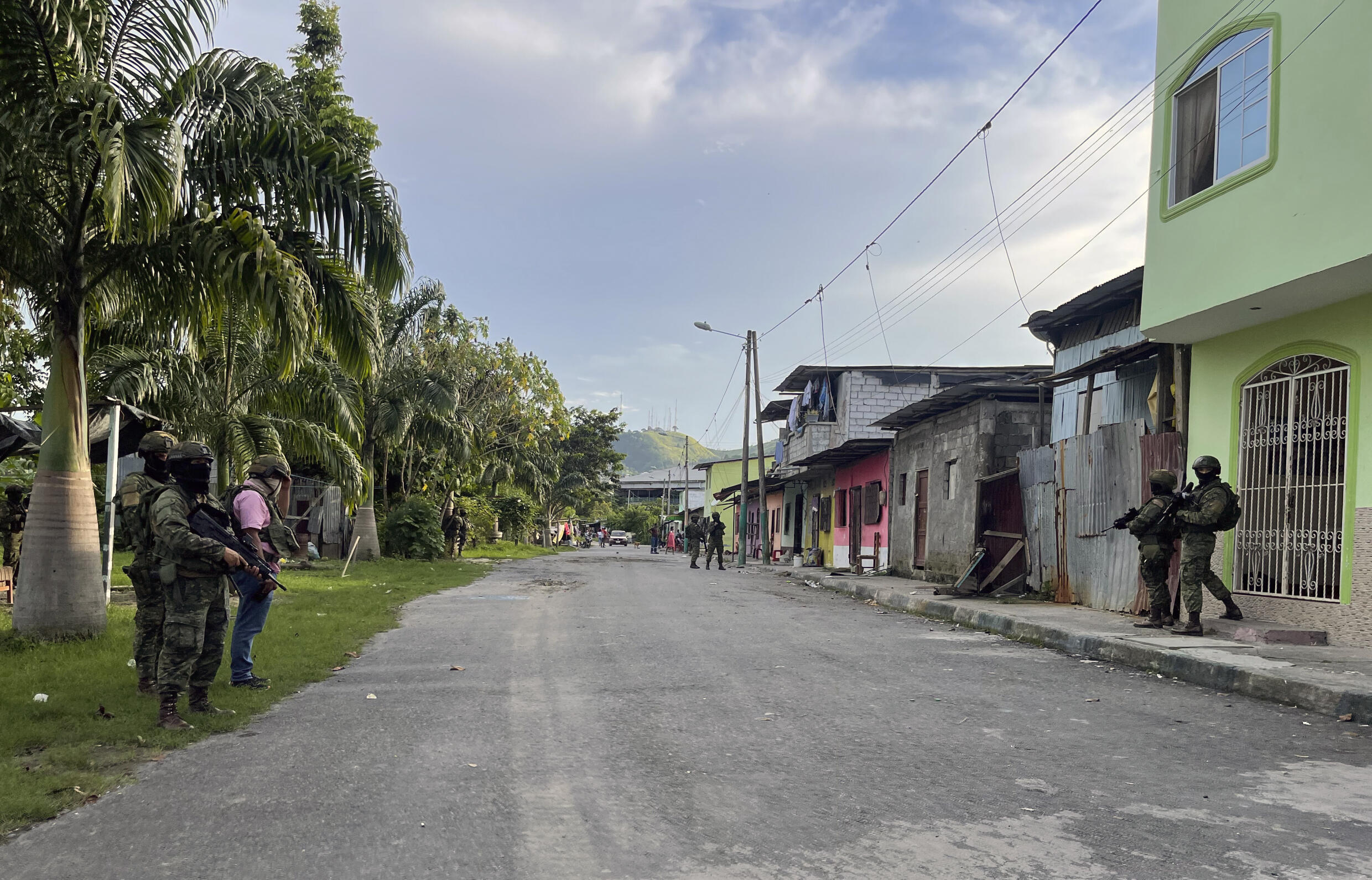 Militares ecuatorianos patrullan las calles de Esmeraldas, en la frontera con Colombia, el 21 de abril de 2023