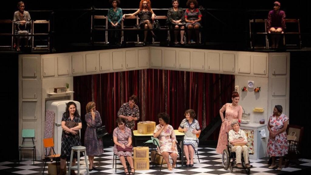 O espetáculo "As Comadres", com 20 atrizes brasileiras e texto do canadense Michel Tremblay, virou documentário dirigido por Jeanne Dosse. 
