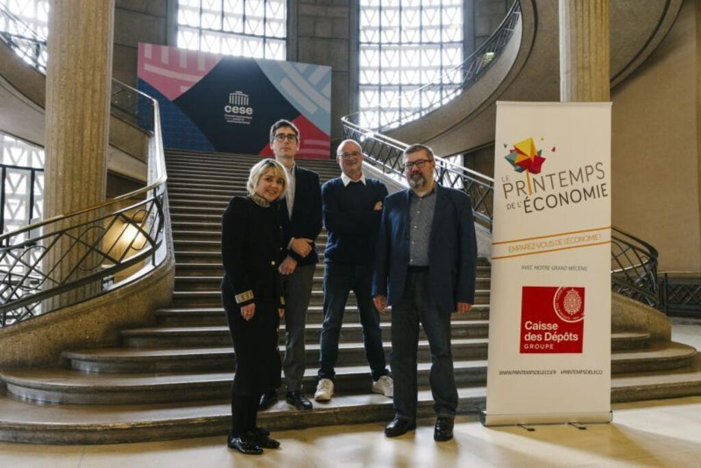 Ivan Savchuk, expert en géographie économique, Oxana Melnychuk, politologue ukrainienne et Thomas Chopard, historien, autour de Bruno Faure (émission Eco d'ici Eco d'ailleurs sur RFI) lors du Printemps¨de l'économie 2024 au Conseil Economique Social et Environnemental.