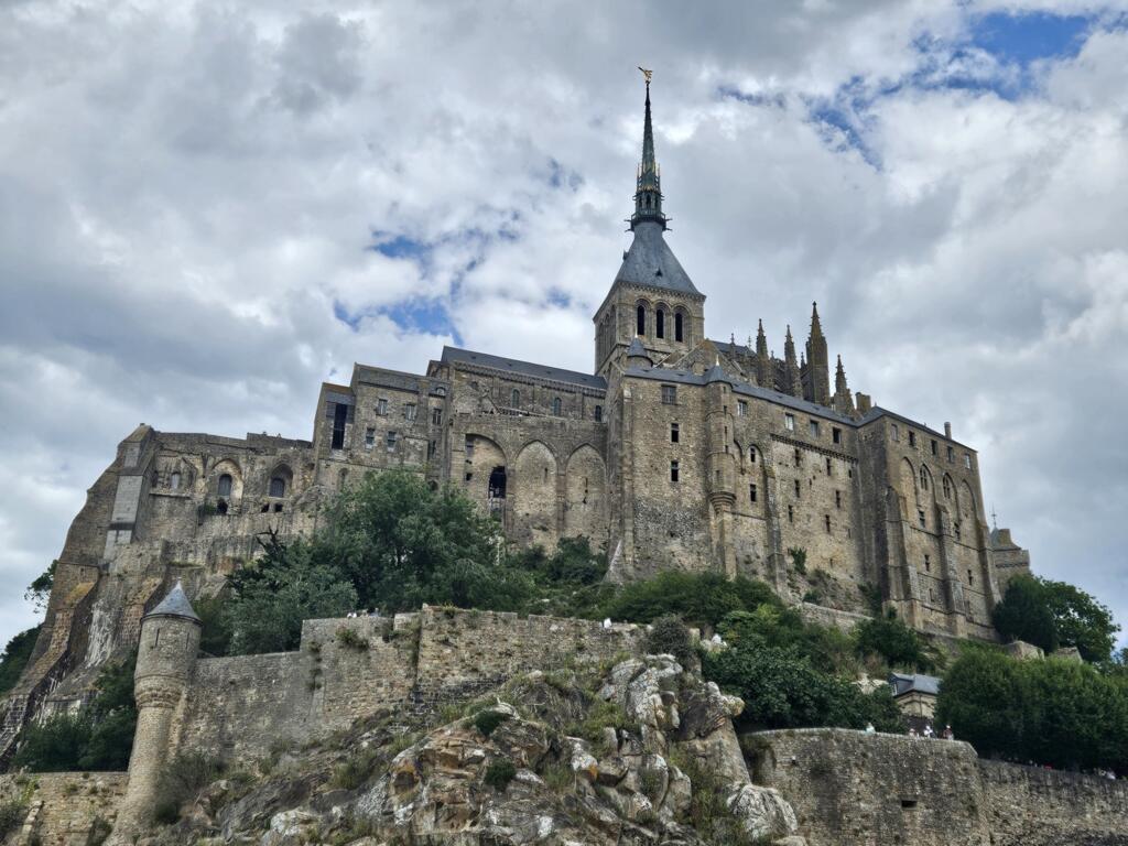 O Mont-Saint-Michel, na região da Normandia, é um dos pontos turísticos mais visitados da França.