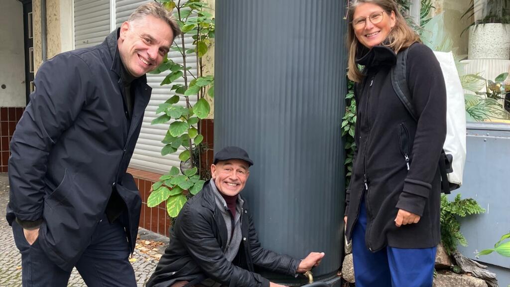 Jörg Winner et Hans Jürgen Zschäbitz, deux habitants de la Fritschestrasse dans le quartier de Charlottenburg à Berlin, devant une cuve de récupération d’eau de pluie. Un projet accompagné par Katrin Wittig, co-fondatrice de l’ONG Wassertanke.