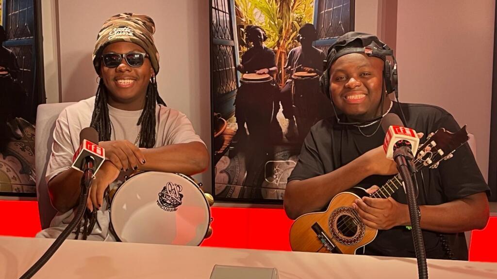 Os músicos Fayomi e Kayode