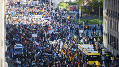 Le cortège d'une manifestation de l'AfD traverse la Leipziger Straße à Berlin, en Allemagne, ce samedi 8 octobre 2022.