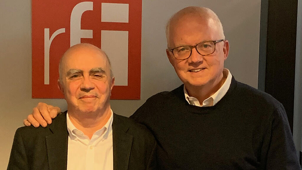 Alejandro Valente, le chef du Service des Sports de RFI (avant son départ à la retraite), aux côtés de Pierre-Édouard Deldique pour «Une semaine d'actualité».