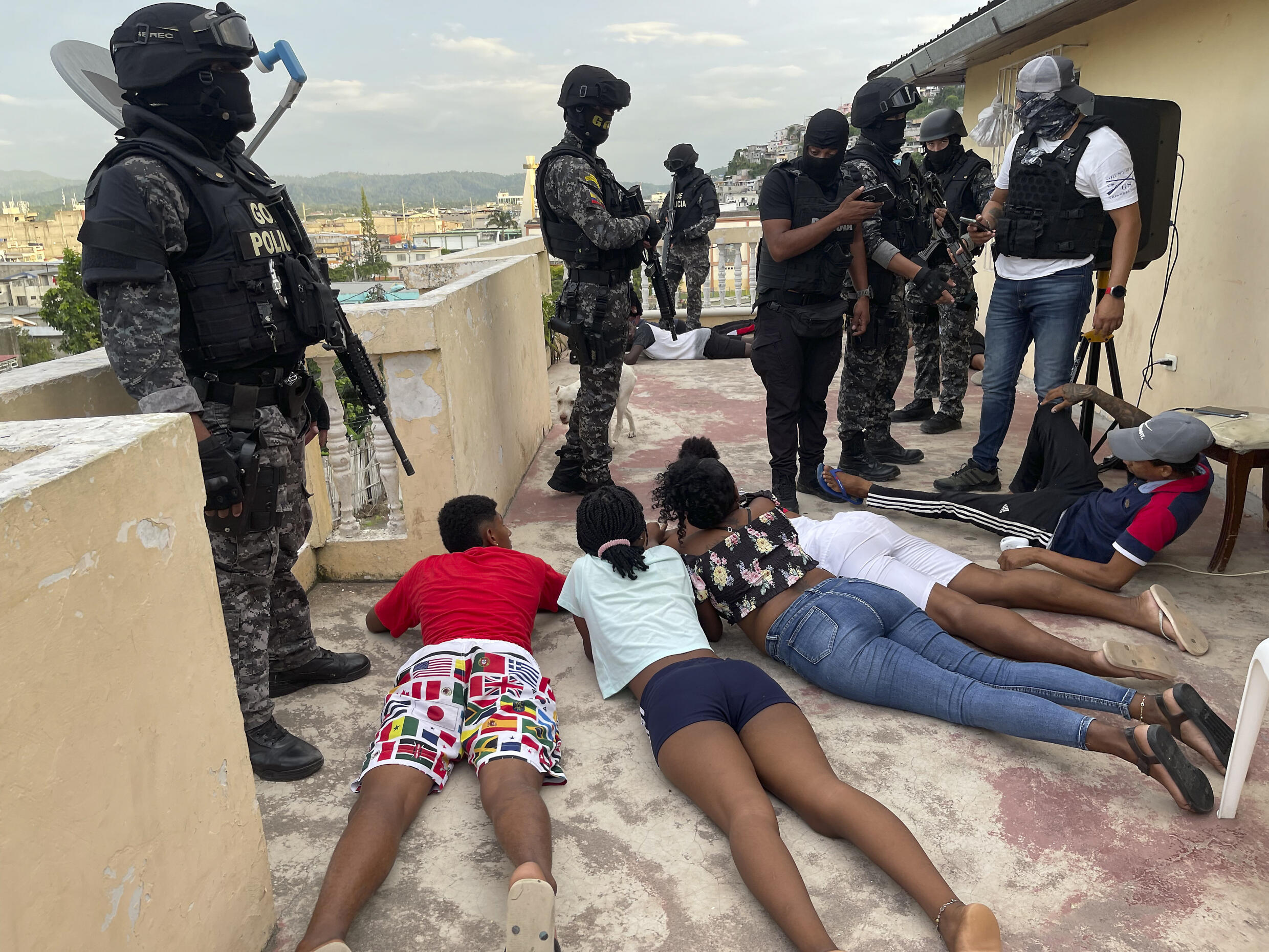 Militares y policías de Eucador durante un operativo en Esmerladas, en la frontera con Colombia, el 21 de abril de 2023