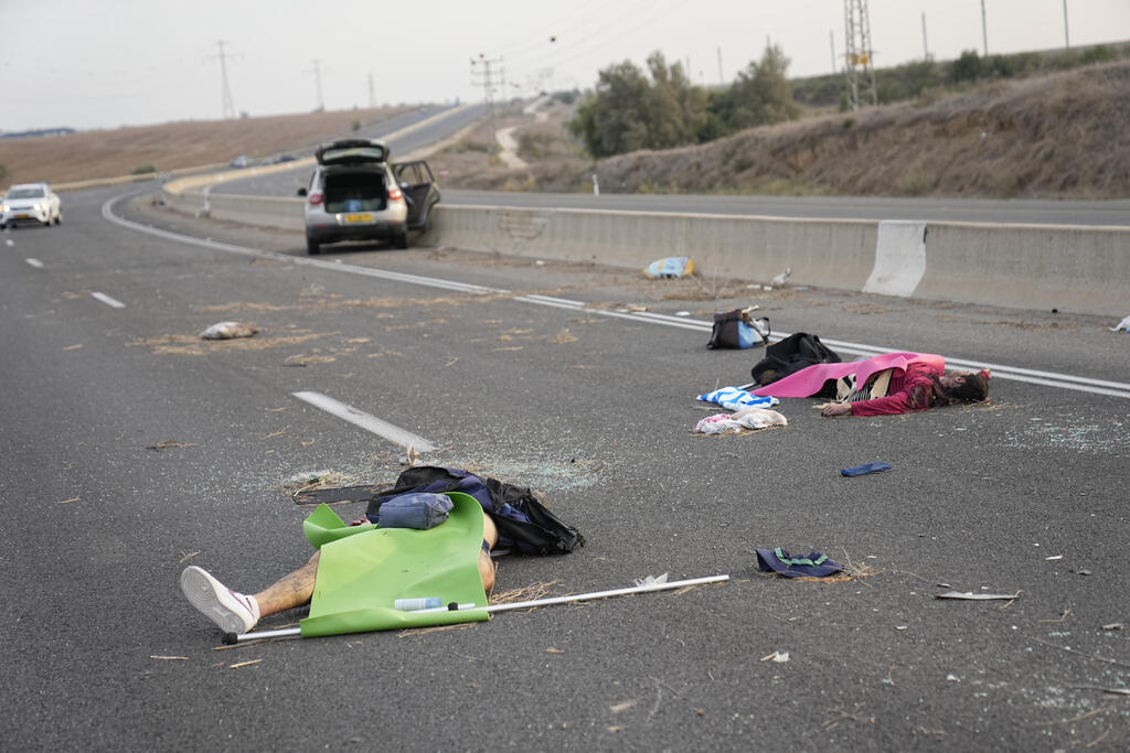 Homens armados palestinos deitados na estrada perto de Sderot, Israel, no sábado, 7 de outubro de 2023. Militantes palestinos da Faixa de Gaza se infiltraram no sul de Israel no sábado e dispararam milhares de foguetes contra o país, fazendo com que Israel começasse a atacar alvos em Gaza em resposta.