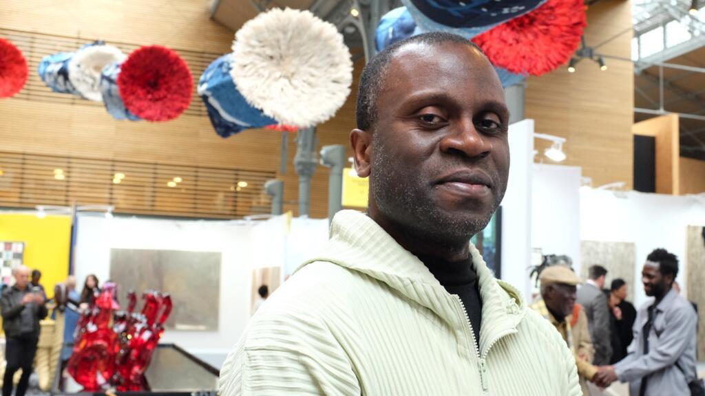 Serge Mouangue en un mot, un geste et un silence