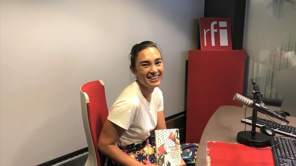 Kristiana Kahakauwila en studio à RFI (septembre 2022).