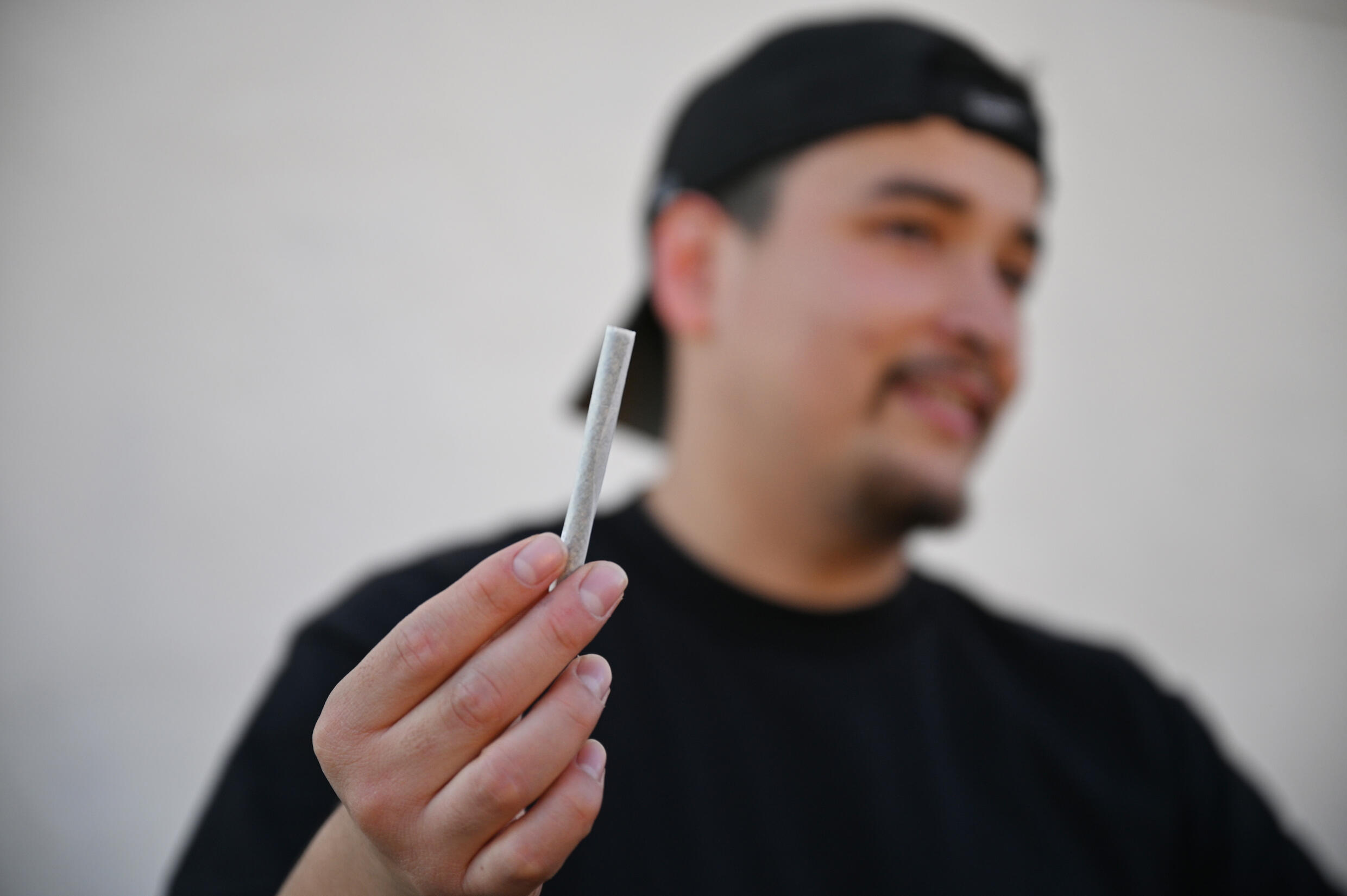 Omar Buddakey acostumbra comprar marihuana en dispensarios sin licencia por ser más económico