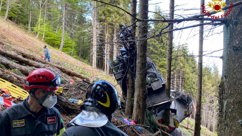 Cable car crashes to ground in northern Italy, at least 14 killed