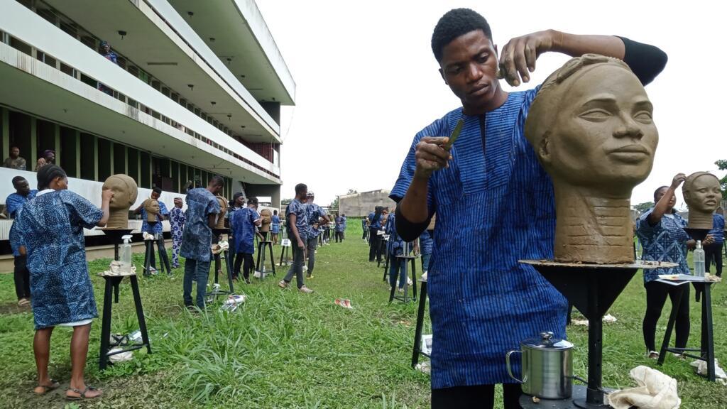 Les étudiants de l'université Obafemi Awolowo d'île Ife durant la performance avec Prune Nourry.