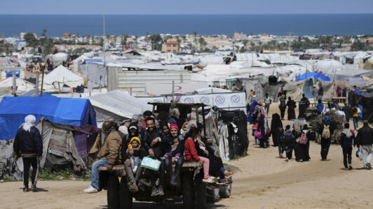 Des Palestiniens déplacés qui fuient Rafah, suite à la nouvelle offensive d'Israël dans la bande de Gaza, arrivent à Khan Younès, dimanche 23 mars 2025.