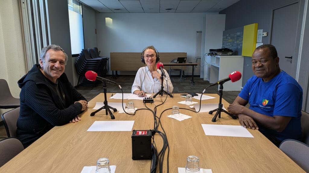 Caroline Paré et ses invités, Pr Xavier Bigard à gauche et Jean-Marie Aleokol Mabiémé à droite.