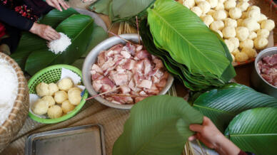 (Ảnh minh họa) - Gói bánh chưng ngày Tết tại làng gần Hà Nội.