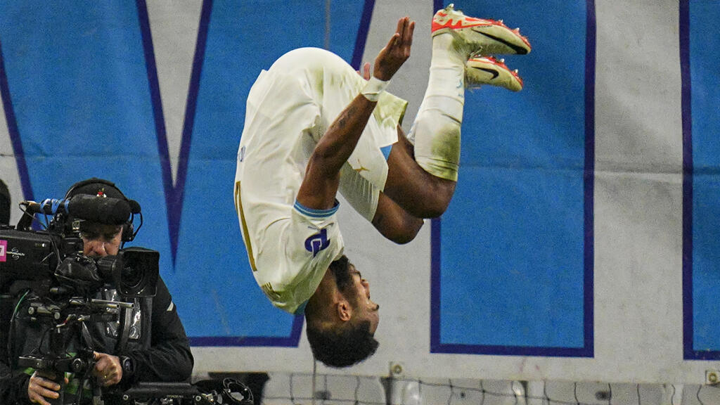 Pierre-Emerick Aubameyang (OM) fait une acrobatie pour marquer sa joie après son but par penalty contre l'Ajax, le 30 novembre 2023, au stade Vélodrome à Marseille.