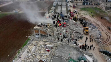 Des sauveteurs fouillent les décombres de bâtiments effondrés à la suite d'un tremblement de terre, dans la ville rebelle de Sarmada, en Syrie, le 6 février 2023, sur cette image fixe obtenue à partir d'une séquence de drone.