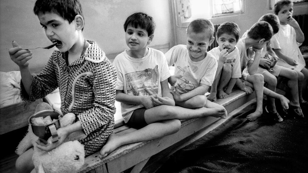 Fotoreporterul Jean-Louis Courtinat: În orfelinatele din România aveam impresia că fotografiez o nenorocire absolută fără să pot face nimic