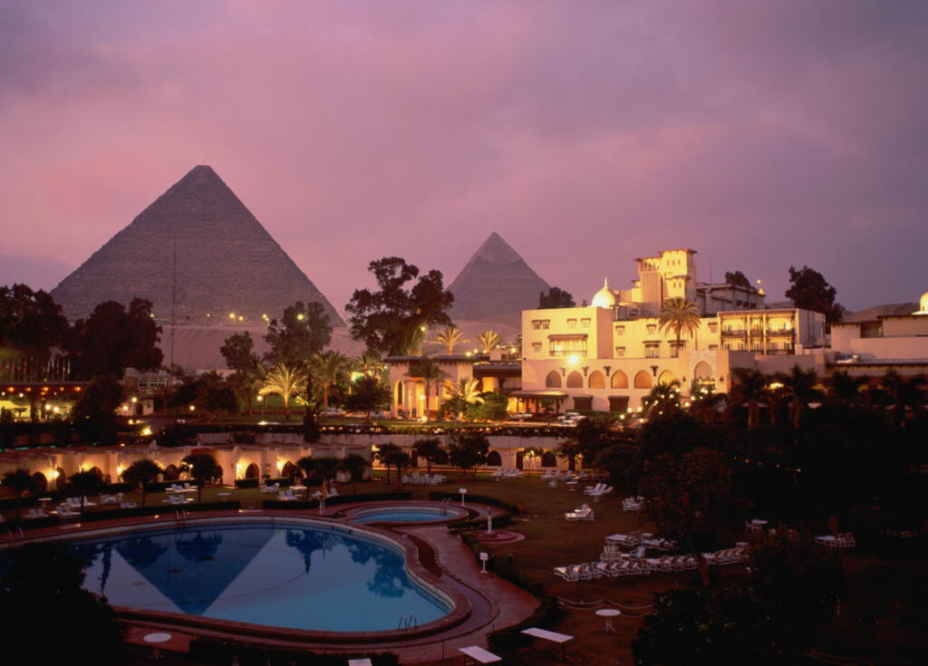 Une vue du Caire en Egypte, en arrière plan la pyramide de Gizeh.